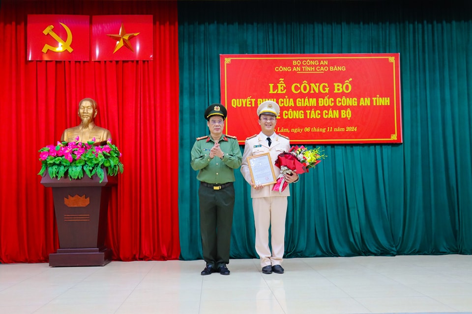 Trung tá Mai Anh Duy (cầm hoa) được điều động làm Trưởng Công an huyện Bảo Lâm. Ảnh: Công an Cao Bằng.