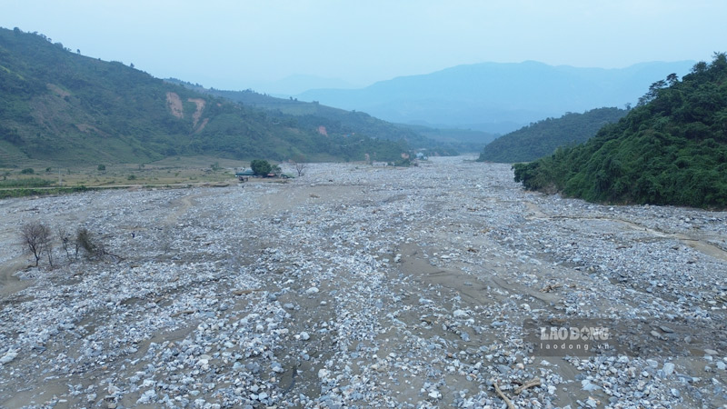 Theo ghi nhan cua PV Bao Lao Dong nhung ngay dau thang 11, doc cac thon Pho Moi 1,2 den thon Phan Ho, xa Trinh Tuong, huyen Bat Xat, tinh Lao Cai de dang nhan ra ngay su khac la khi khap bo suoi duoc bao phu chi toan la nhung tang da.