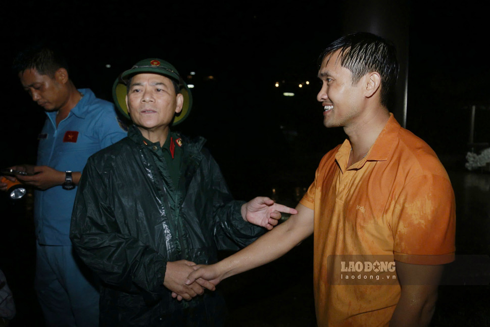Lieutenant General Pham Truong Son visited Nguyen Van Lien - the soldier who found both pilots in the Yak-130 crash in Binh Dinh. Photo: Hoai Luan