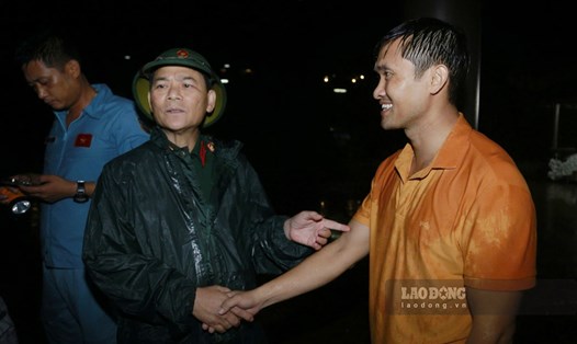 Trung tướng Phạm Trường Sơn đến hỏi thăm sức khỏe anh Nguyễn Văn Liển - quân nhân tìm được cả 2 phi công trong vụ máy bay Yak-130 rơi ở Bình Định. Ảnh: Hoài Luân