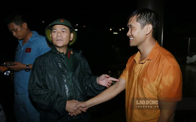 Lieutenant General Pham Truong Son visited Nguyen Van Lien - the soldier who found both pilots in the Yak-130 crash in Binh Dinh. Photo: Hoai Luan