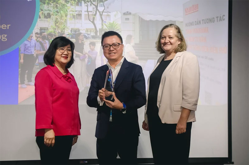 Editor-in-Chief Le Quoc Minh, representative of Nhan Dan Newspaper, received the souvenir cup at the award ceremony. Photo: WAN-IFRA