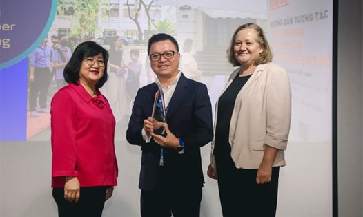 Tổng Biên tập Lê Quốc Minh, đại diện Báo Nhân Dân nhận cúp lưu niệm tại buổi lễ trao giải. Ảnh: WAN-IFRA