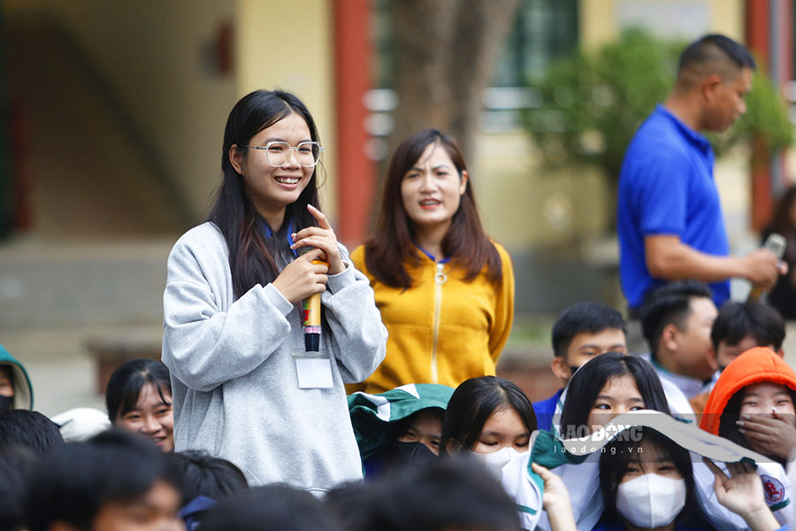 Em Lo Thi Hau (lop 11B3, truong THPT Bung Lao) – cho biet: “Sau buoi ngoai khoa tuyen truyen pho bien luat an toan giao thong duong bo, em da hoc duoc nhieu dieu bo ich va se co gang ap dung vao thuc te”.