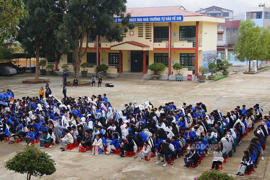 Theo thay Nguyen Van Loi – Pho Hieu truong truong THPT Bung Lao, buoi tuyen truyen nhu mot “bai hoc thuc te” giup cac ban hoc sinh hieu them ve luat giao thong. Qua do, cac em khong chi hieu ro hon ve cac quy dinh ma con duoc trang bi nhung ky nang can thiet de tro thanh nhung nguoi tham gia giao thong van minh, tu giac.