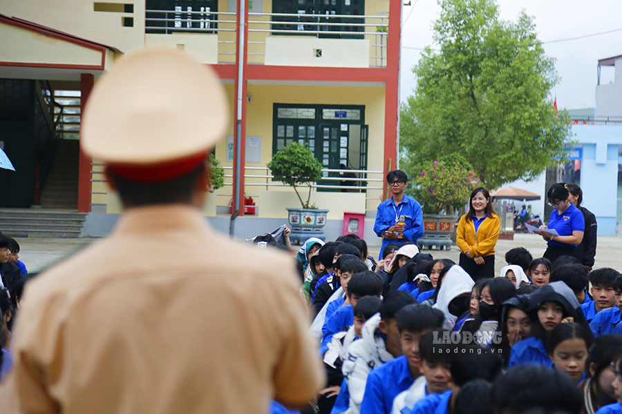 Thieu ta Nguyen Van Hau - Phong canh sat giao thong, Cong an tinh Dien Bien, nhan manh tam quan trong cua viec nang cao y thuc tham gia giao thong cho hoc sinh de giam thieu tai nan giao thong.