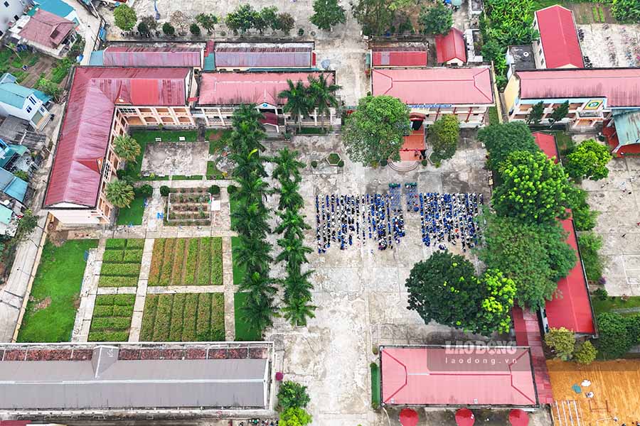 “Buoi tuyen truyen duoc trao doi thang than, soi noi, tuong tac 2 chieu ve nhung van de lien quan thuc te tai dia phuong. Qua do, gop phan giam thieu tai nan giao thong xay ra voi lua tuoi hoc sinh” - thieu ta Nguyen Van Hau noi.