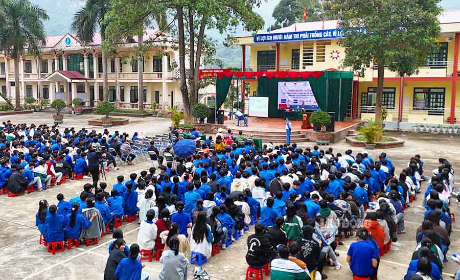 Voi nhung kien thuc moi duoc trang bi, cac em hoc sinh tai ngoi truong vung cao Dien Bien da tu tin hon khi tham gia giao thong. Ngay 6.11, khong khi hoc duong tai truong THPT Bung Lao (huyen Muong Ang, tinh Dien Bien) tro nen soi dong hon bao gio het khi gan 800 hoc sinh cung nhau tham gia buoi ngoai khoa tuyen truyen an toan giao thong.