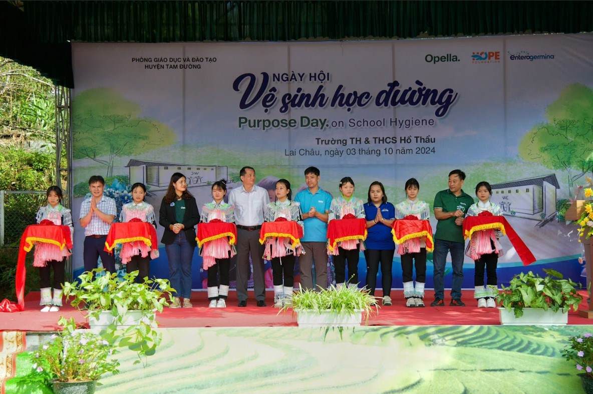 Representatives of FPT Long Chau and other units participated in the inauguration of the school toilet at Ho Thau Secondary and High School (Tam Duong District, Lai Chau Province). Photo: FPT Long Chau