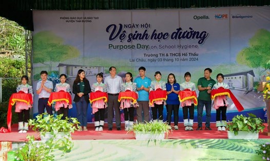 Đại diện FPT Long Châu cùng các đơn vị tham gia khánh thành nhà vệ sinh học đường tại Trường TH và THCS Hồ Thầu (huyện Tam Đường, tỉnh Lai Châu). Ảnh: FPT Long Châu