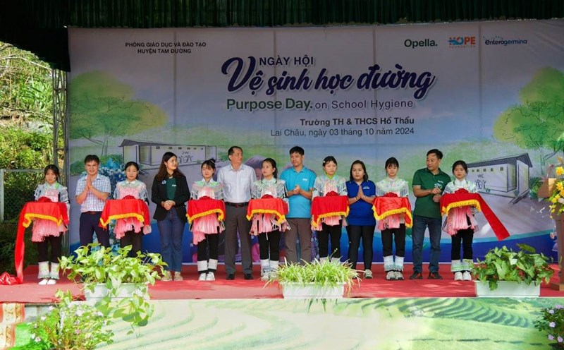 Representatives of FPT Long Chau and other units participated in the inauguration of the school toilet at Ho Thau Secondary and High School (Tam Duong District, Lai Chau Province). Photo: FPT Long Chau