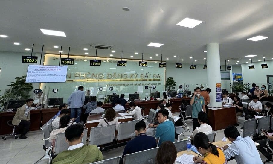 People make land records at the Land Registration Office of Thu Duc City. Photo: Bao Chuong
