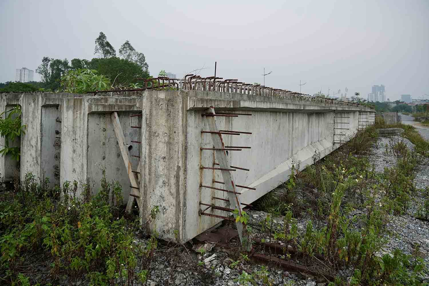 Don vi thi cong da duc hang chuc phien dam nhung cung bo khong suot nhieu nam. Anh: Huu Chanh