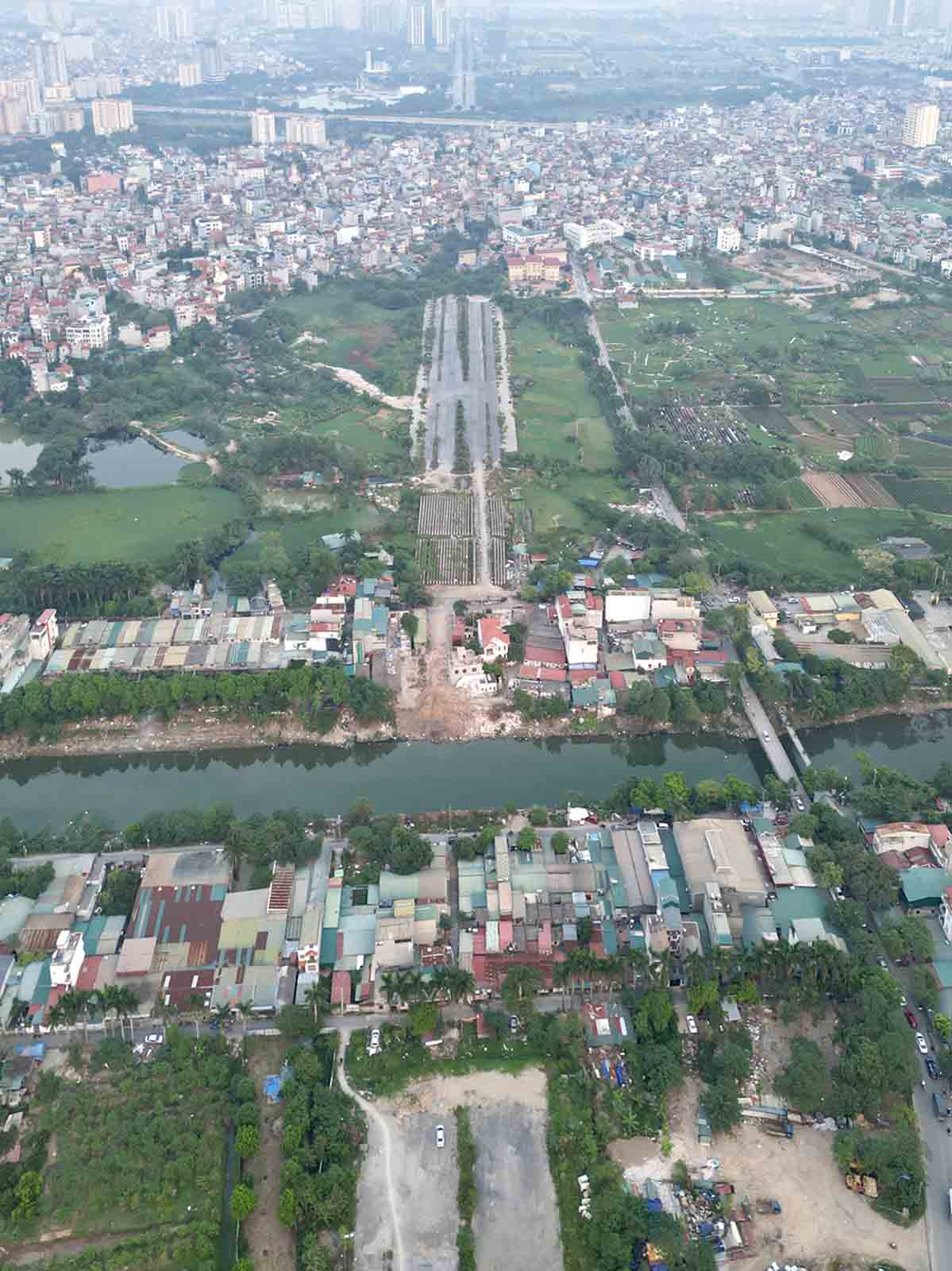 Doan tu den nut giao Pham Van Dong phan lon van chua duoc thi cong do vuong mat bang. Anh: Huu Chanh 