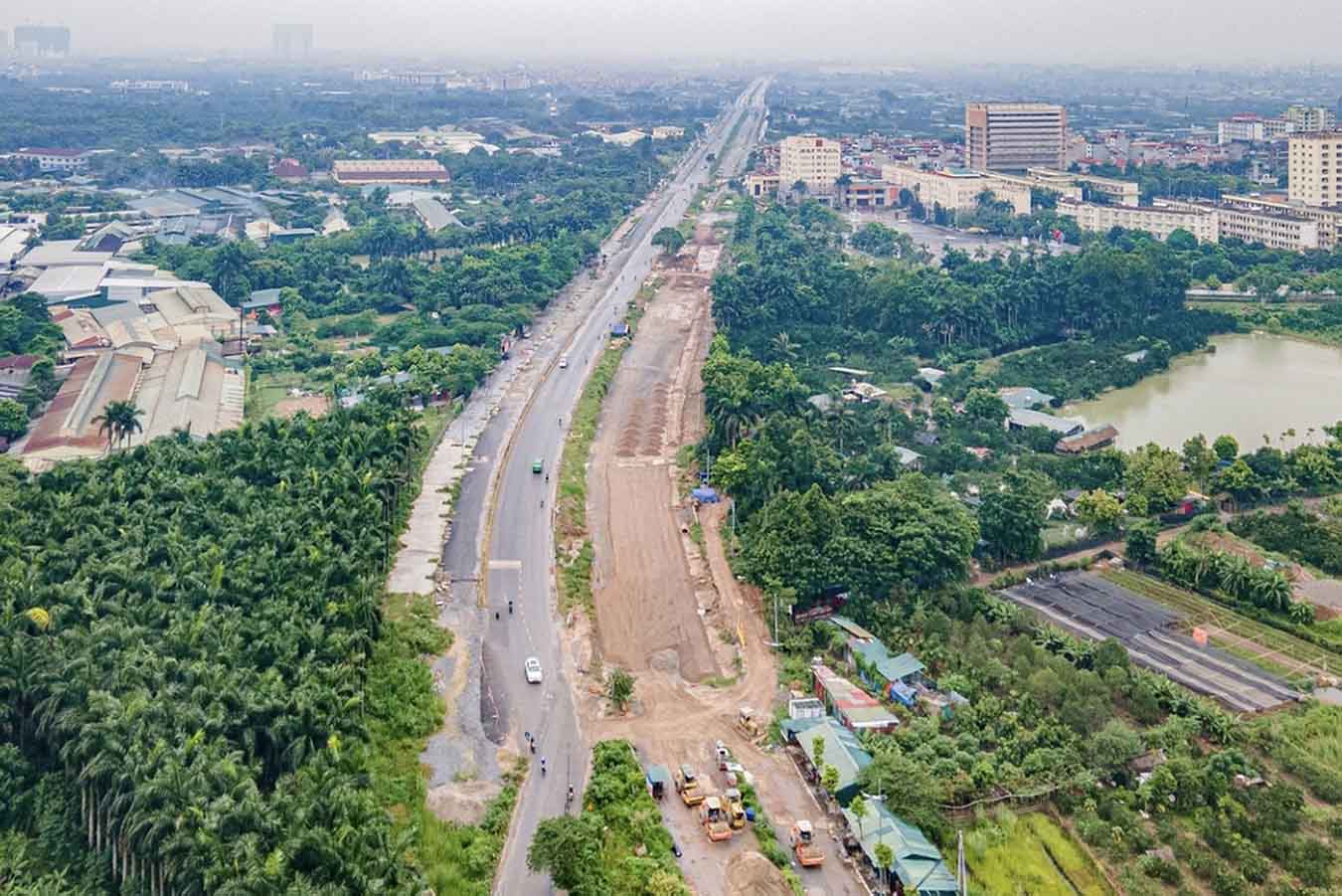 Ben phai tuyen van la cong truong ngon ngang, nhieu doan chua hoan thanh xay dung. Anh: Huu Chanh