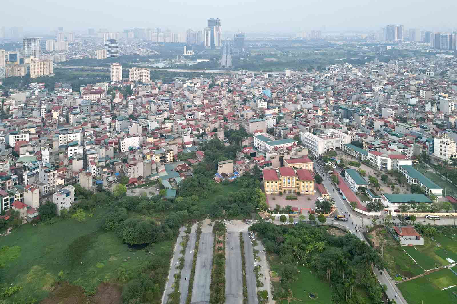 Van con hang tram ho dan thuoc phuong Co Nhue 2 chua duoc giai phong mat bang. Day la nguyen nhan chinh khien du an dinh tre suot nhieu nam qua. Anh: Huu Chanh