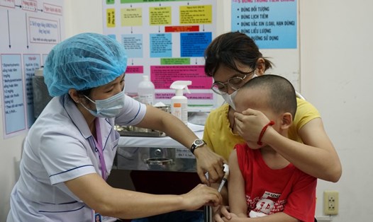 Tiêm vaccine phòng chống dịch sởi cho trẻ. Ảnh: Thanh Chân