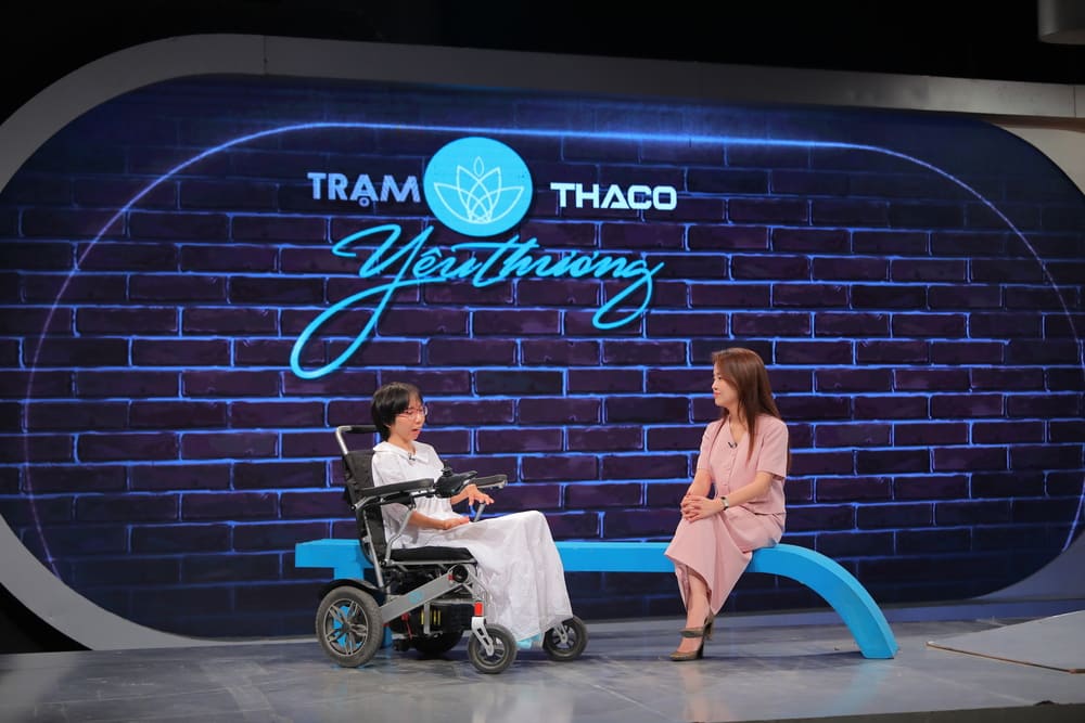 Disabled girl Thanh Thanh is a guest in the program "Love Station". Photo: VTV
