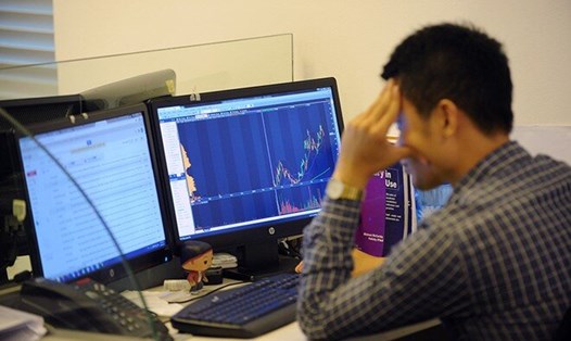 Nhà đầu tư chứng khoán cần thận trọng với quyết định mua mới trong giai đoạn này. Ảnh: Lê Toàn