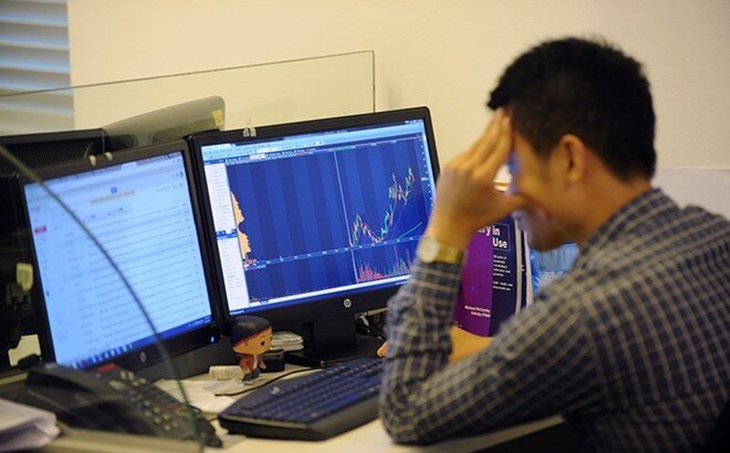 Stock investors need to be cautious with new buying decisions during this period. Photo: Le Toan