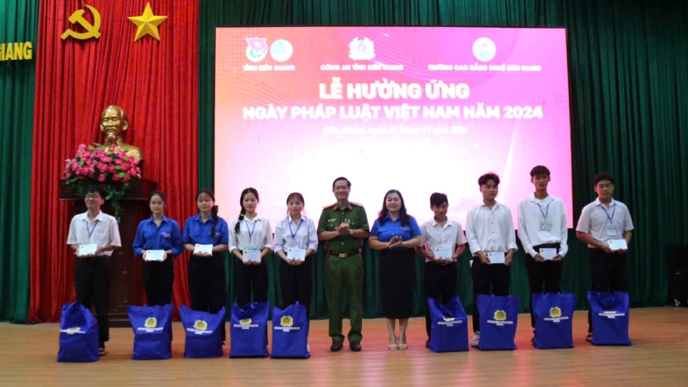 Cung tai buoi le, Cong an tinh da tang 20 suat hoc bong cho hoc sinh co hoan canh kho khan va co nhieu dong gop cho cong tac tuyen truyen, pho bien, giao duc phap luat, moi suat tri gia 750.000 dong (bao gom 500.000d tien mat va qua). Anh: Cong an Kien Giang