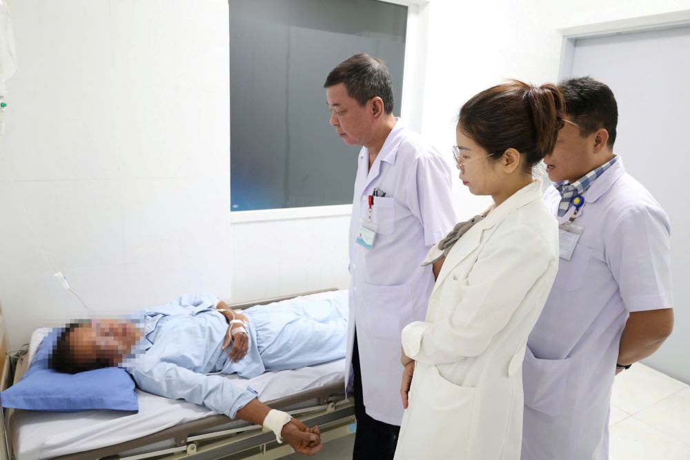 Doctors visit patients after cardiovascular intervention. Photo: 199 Hospital