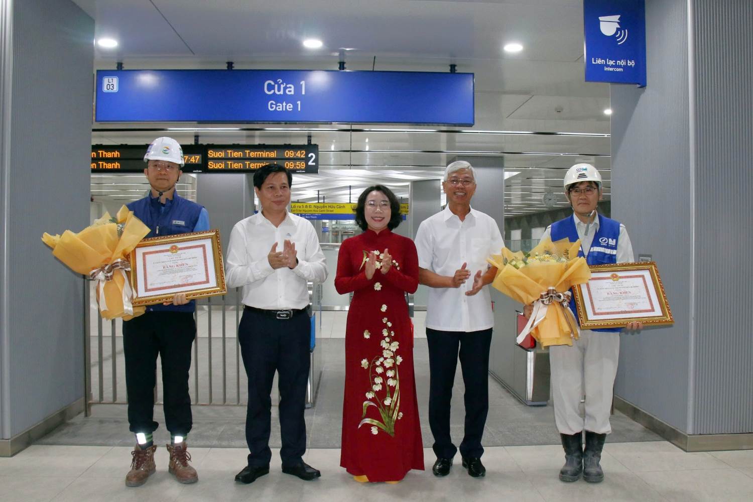 UBND TPHCM trao bang khen cho cac nha thau xuat sac trong viec day nhanh tien do thi cong tuyen Metro so 1. Anh: Minh Quan