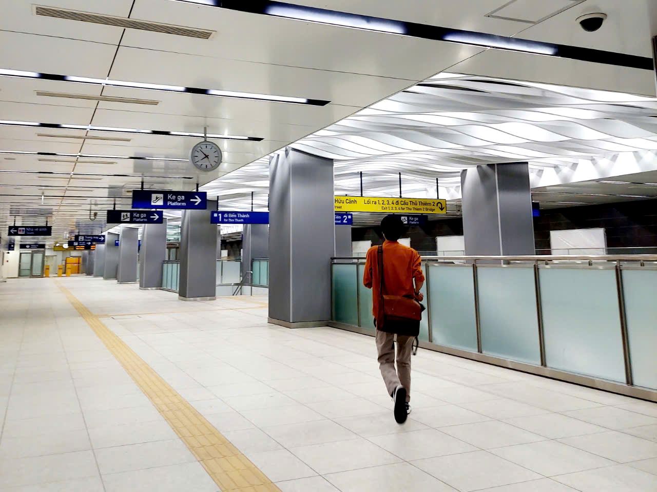 Ba Son Station has a highlight of the ceiling covered with steel patterns, creating wavy shapes. Photo: Minh Quan