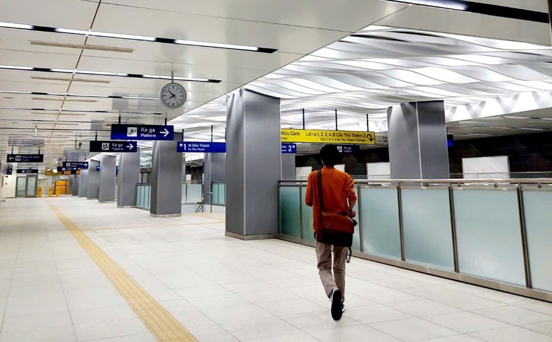 Ba Son Station has a highlight of the ceiling covered with steel patterns, creating wavy shapes. Photo: Minh Quan