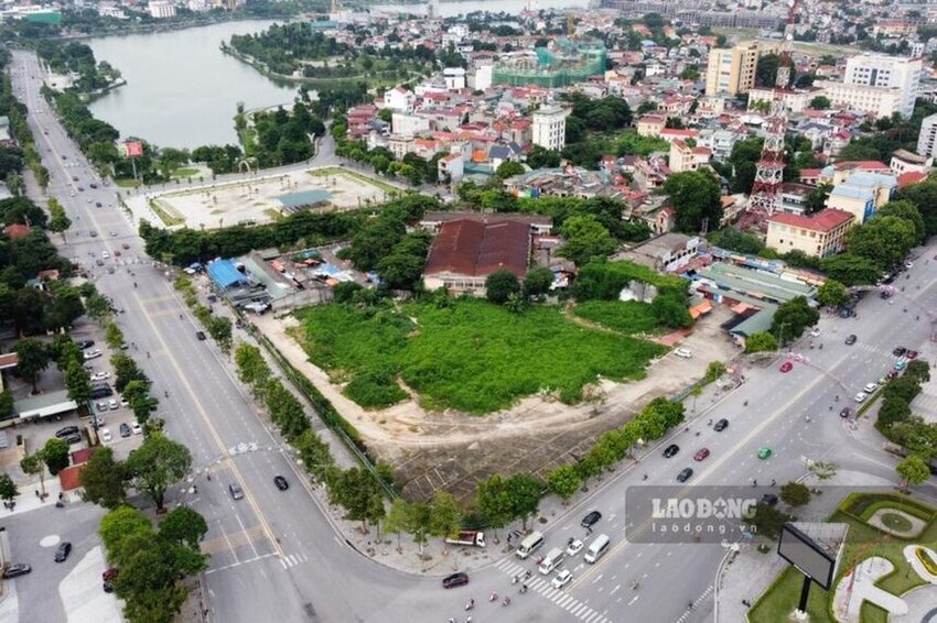 Khu vuc Cho trung tam cu giua long TP Viet Tri co dan cu dong duc. Anh: Truong Quan.