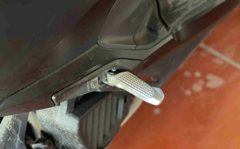 When using a motorbike's rear footrest, users should avoid a few common mistakes. Photo: Ngoc Diep