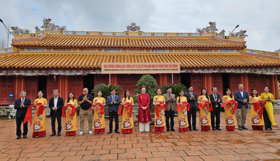 Khai truong khong gian trung bay hien vat, tu lieu ve Vua Ham Nghi va phong trao Can Vuong o den tho Vua Ham Nghi. Anh: Hung Tho.