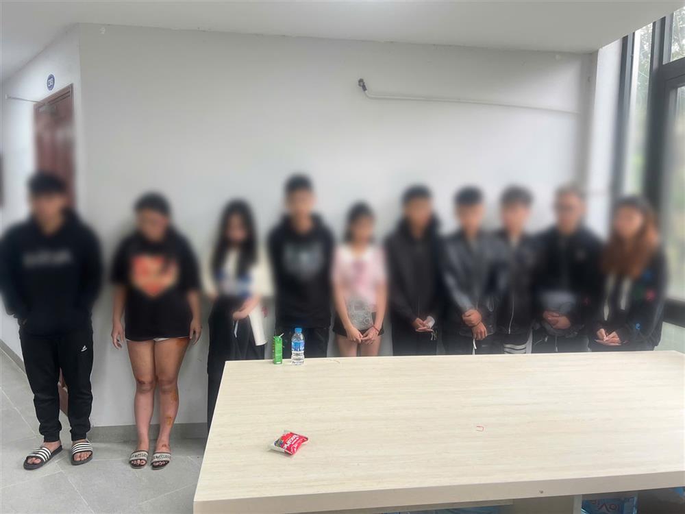 Regarding the behavior of teenagers gathering to race and causing accidents in Hanoi, Minister Luong Tam Quang has just directed the Hanoi City Police. In the photo is the group of teenagers causing the accident. Photo: Ministry of Public Security