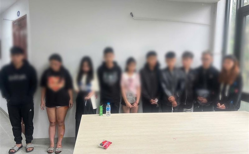Regarding the behavior of teenagers gathering to race and causing accidents in Hanoi, Minister Luong Tam Quang has just directed the Hanoi City Police. In the photo is the group of teenagers causing the accident. Photo: Ministry of Public Security