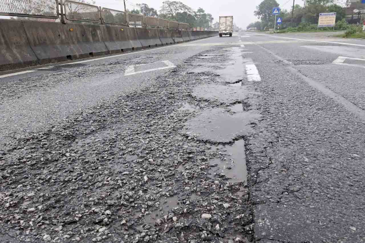 Đoạn bong tróc mặt đường ở xã Kỳ Phong. Ảnh: Trần Tuấn.