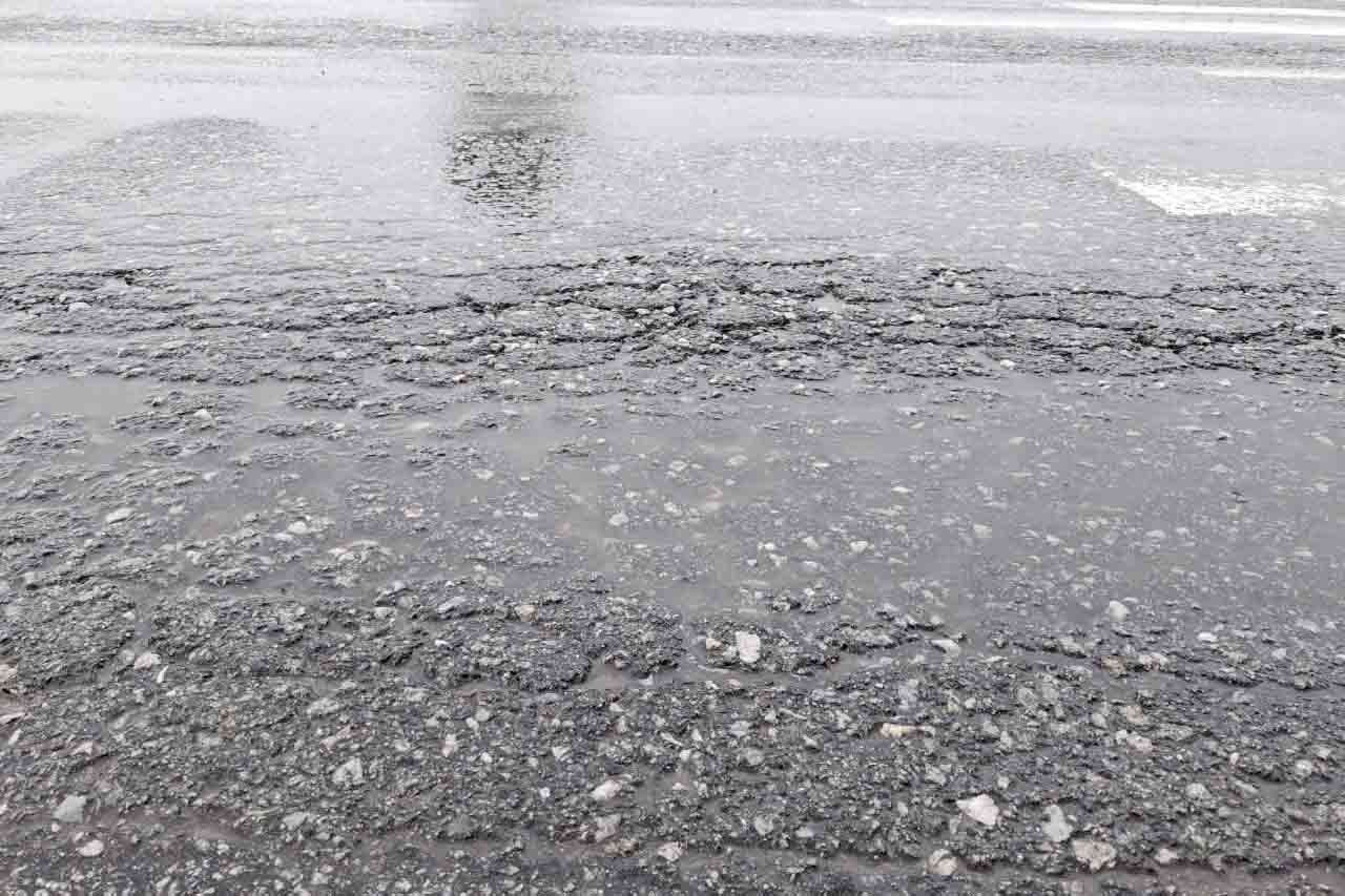 Nhiều rạn nứt nham nhở trên mặt đường. Ảnh: Trần Tuấn.