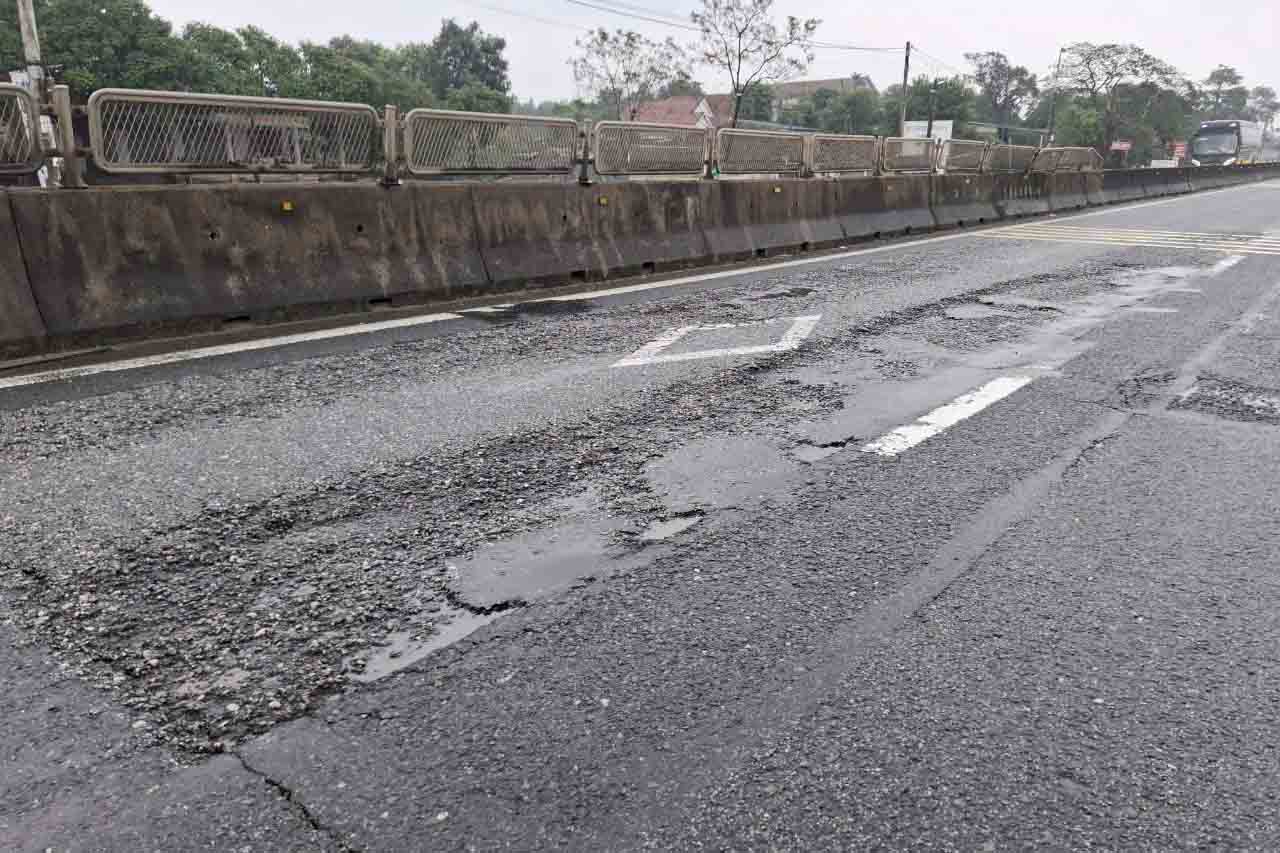 Điểm hư hỏng, xuống cấp hầu hết xuất hiện ở vị trí trước đó đã được vá, thảm lại. Ảnh: Trần Tuấn.