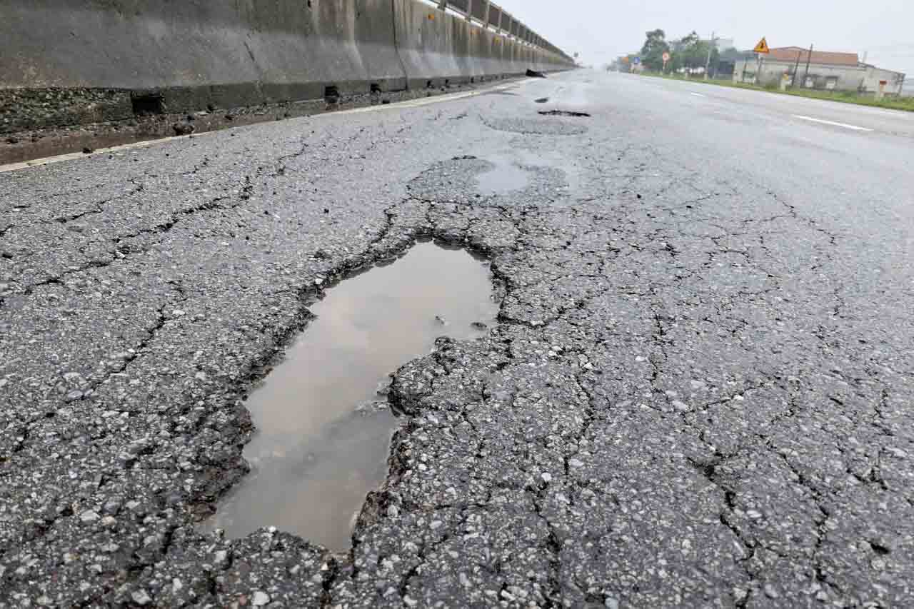 Quốc lộ 1 đoạn qua xã Kỳ Tiến, huyện Kỳ Anh, tỉnh Hà Tĩnh xuống cấp, bong tróc. Ảnh: Trần Tuấn.
