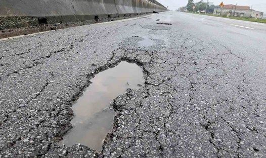Quốc lộ 1 đoạn qua xã Kỳ Tiến, huyện Kỳ Anh, tỉnh Hà Tĩnh xuống cấp, bong tróc. Ảnh: Trần Tuấn.