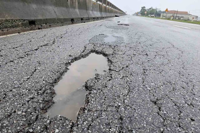 Quốc lộ 1 ở Hà Tĩnh bong tróc, xuống cấp