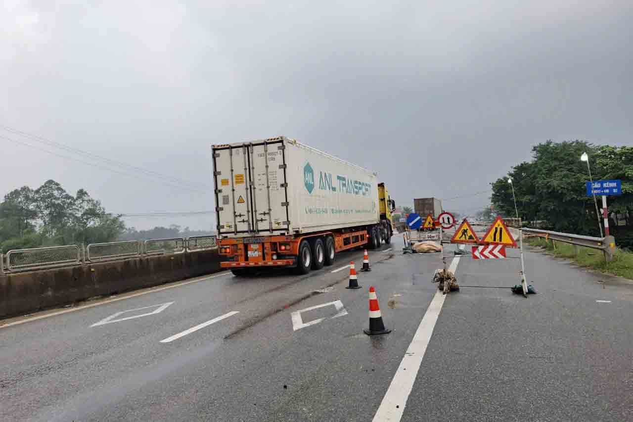 Sửa chữa cầu Kênh ở xã Kỳ Tiến. Ảnh: Trần Tuấn.