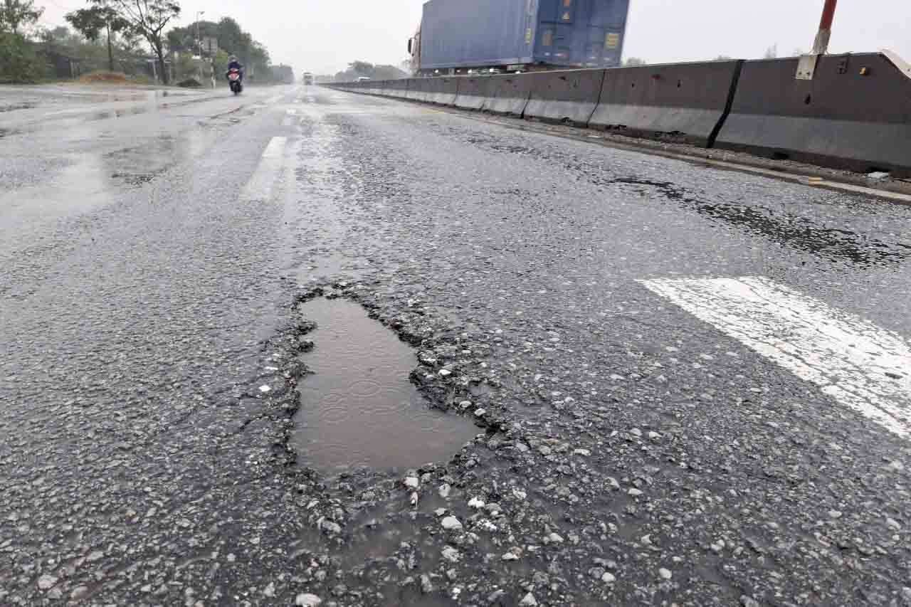 Điểm bong tróc ở xã Cẩm Thịnh (huyện Cẩm Xuyên). Ảnh: Trần Tuấn.