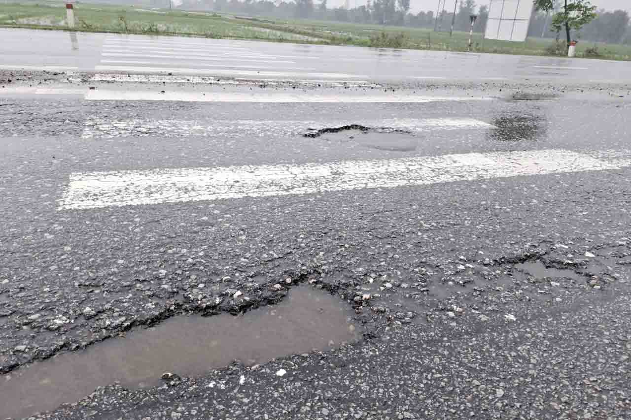 Nhiều ổ voi đọng nước trên đường ở xã Cẩm Thịnh. Ảnh: Trần Tuấn.