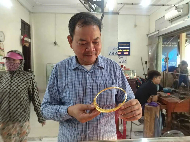 A month ago, Mr. Quy invested all his capital to buy 2 taels of 9999 plain gold rings and a 3-tael 24k gold necklace to give to his son and daughter-in-law. Photo: Thanh Anh