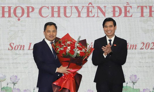 Ông Hoàng Quốc Khánh - Bí thư Tỉnh ủy Sơn La chúc mừng ông Nguyễn Đình Việt (bên trái) - tân Chủ tịch UBND tỉnh Sơn La. Ảnh: Anh Tuấn