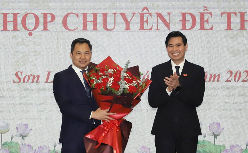 Mr. Hoang Quoc Khanh - Secretary of Son La Provincial Party Committee congratulated Mr. Nguyen Dinh Viet (left) - new Chairman of Son La Provincial People's Committee. Photo: Anh Tuan
