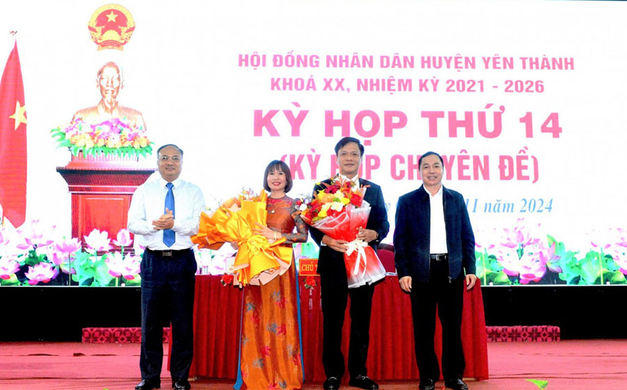 Leaders of the Provincial Party Committee's Organizing Committee and the Department of Home Affairs presented flowers to congratulate Chairman of Yen Thanh District People's Committee Vu Tuan Dung and Vice Chairman of the District People's Committee Dang Thi Dung. Photo: Hai Dang
