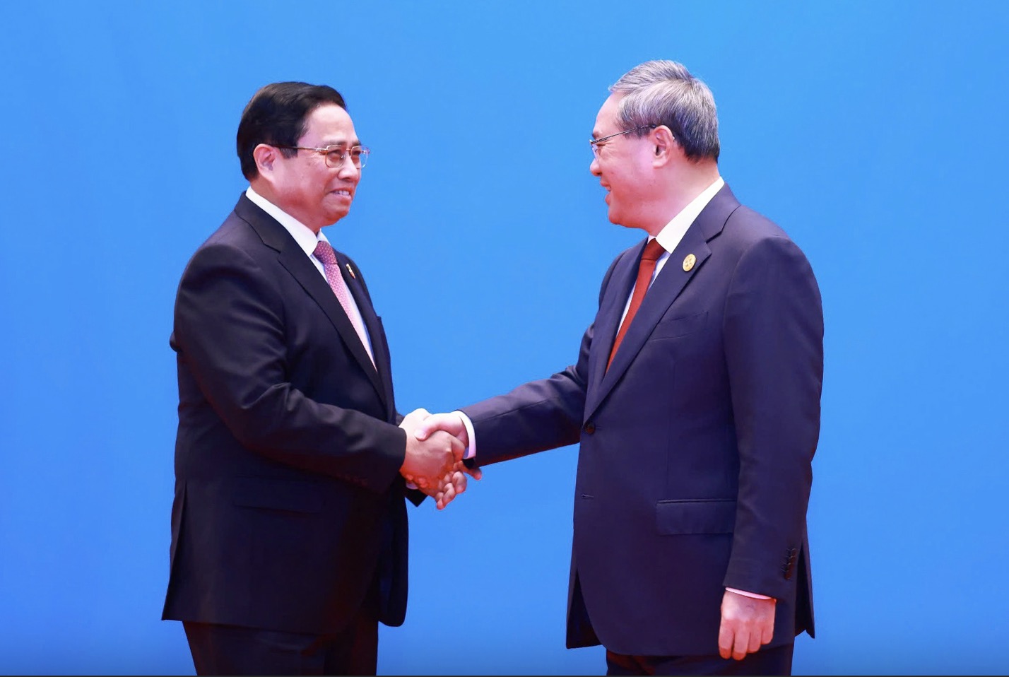 Chinese Premier Li Qiang welcomed Prime Minister Pham Minh Chinh and heads of delegations attending the 8th GMS Summit. Photo: VGP