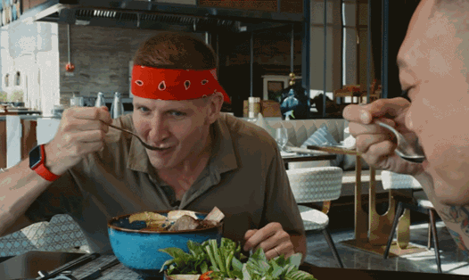 Hai thực khách Mỹ ăn tô phở giá 4 triệu đồng. Ảnh cắt từ video