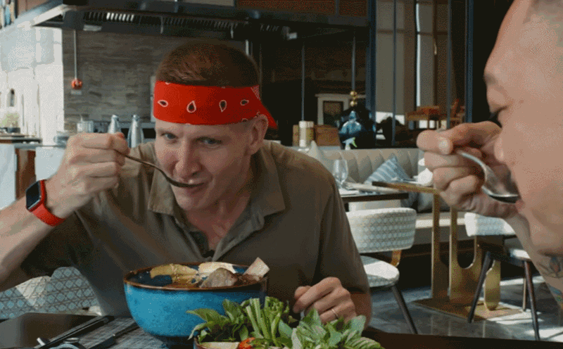 Two American diners eat pho bowl for 4 million VND. Photo cut from video
